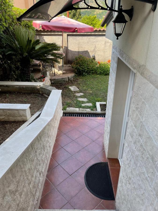 Apartment Garden โกตอร์ ภายนอก รูปภาพ