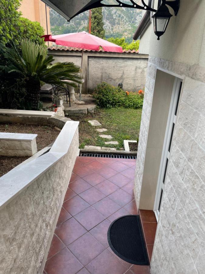 Apartment Garden โกตอร์ ภายนอก รูปภาพ