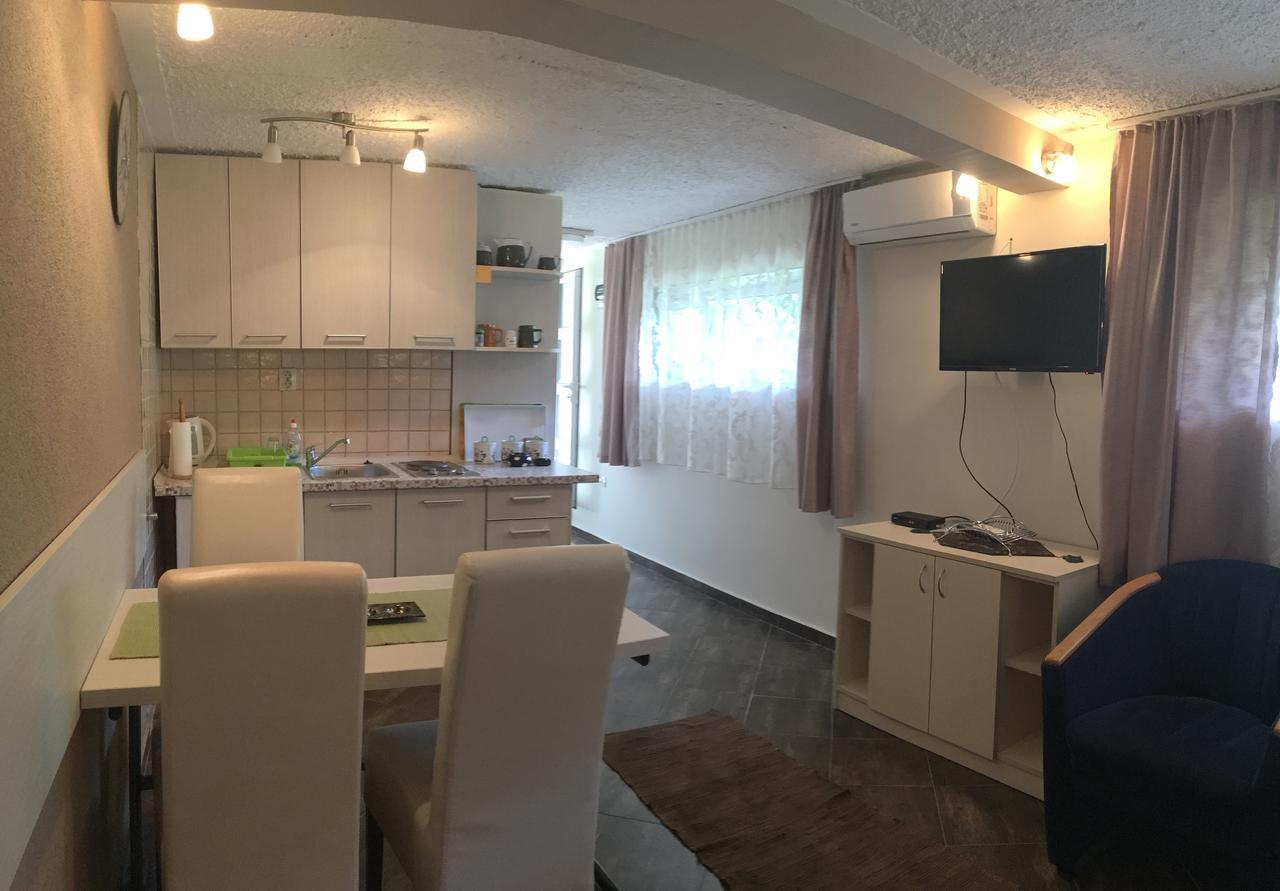 Apartment Garden โกตอร์ ภายนอก รูปภาพ