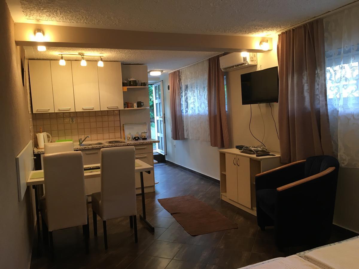 Apartment Garden โกตอร์ ภายนอก รูปภาพ